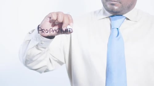 Asiatischer Geschäftsmann schreibt Propaganda