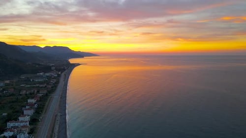 puesta de sol en la playa en otoño, Zumbido en el mar tranquilo, Kastamonu, Cide-Gideros, Turquía