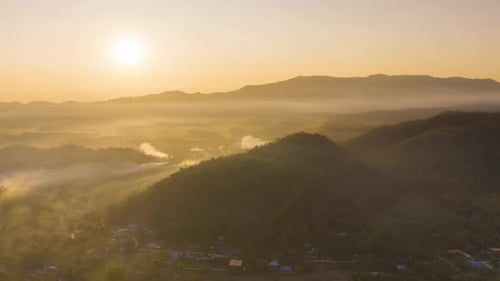 Luftaufnahme Wunderschön von der Morgenlandschaft Goldener leichter Sonnenaufgang.