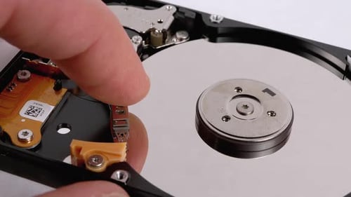 Touches du doigt sur la tête d'enregistrement pour ouvrir le disque dur. Disque dur à l'intérieur