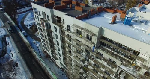 Grúa de construcción y rascacielos