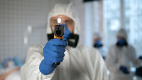 Schutzanzug für Ärzte mit Pyrometer zur Temperaturmessung