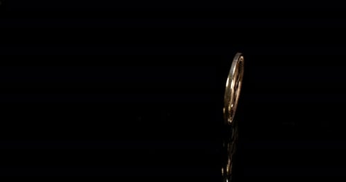 Bitcoins auf schwarzem Hintergrund, Zeitlupe 4K