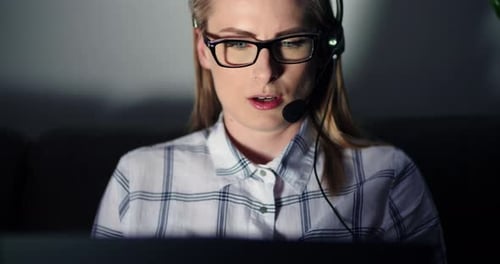 Geschäftsfrau spricht mit Kunde über Headset
