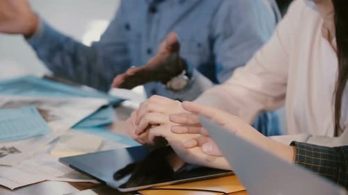 Nahaufnahme Beschäftigte Geschäftsleute gemischter Rassen arbeiten zusammen und diskutieren die Arbeit über den Bürotisch mit Geräten