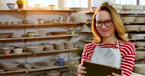 Femme potière utilisant une tablette numérique 4k
