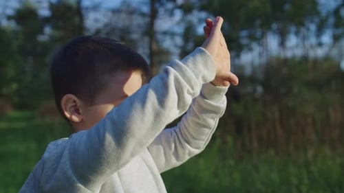 Nahaufnahme eines kaukasischen Jungen, der den Himmel in der Sonne betrachtet