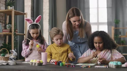 Kinder basteln Osterkarten und verzieren Eier