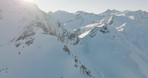 Zumbido sobre los picos de las montañas Kitzsteinhorn