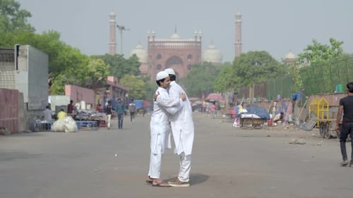 Indische Männer feiern Eid