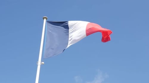 Französische Flagge in Zeitlupe vor blauem Himmel, langsam winkend im Wind 1080p FullHD-Filmmaterial - Dreifarbig