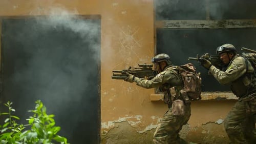 Des militaires en action, au Ralenti