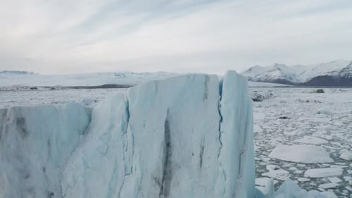 Luftaufnahme der J Kuls Rl n Glacial Lagoon und schwimmende Eisberge. Der Beginn des Frühlings in
