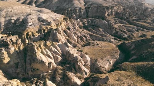 Huge Rocks, vol aérien épique d'un drone au-dessus des montagnes en Cappadoce turque