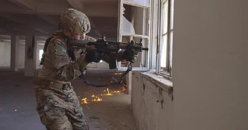 Un soldat de Modern Warfare en action près d'un magazine à langer et d'une couverture