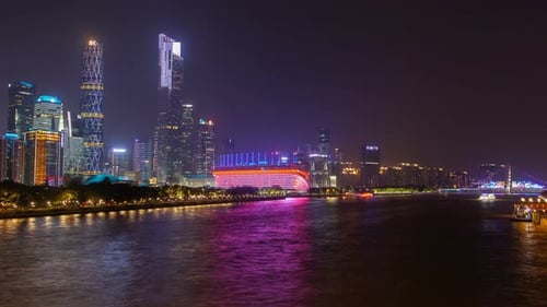 Guangzhou Cityscape China com tráfego de barcos