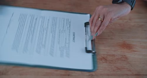 Gros plan d'une femme d'affaires remettant un contrat à un homme d'affaires