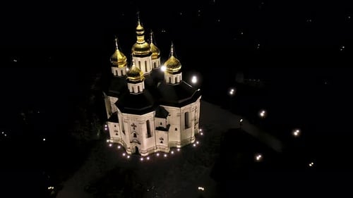 Schöne Kirche mit Goldenen Kuppeln bei Nacht