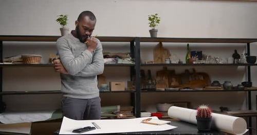 Afroamerikanischer Architekt entwirft im Amt