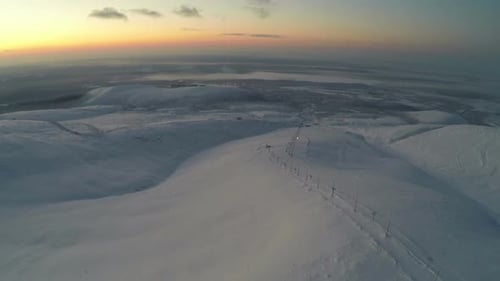 Amanecer o atardecer sobre las montañas de Khibiny, toma aérea