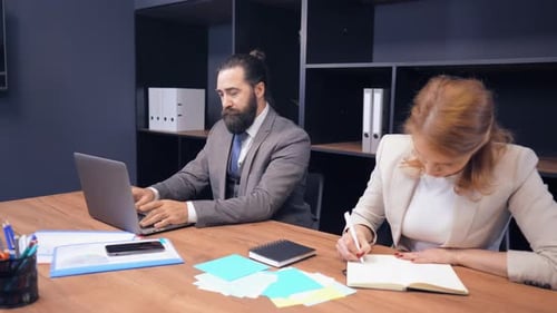 Un homme mûr et son assistant accomplissent des tâches importantes