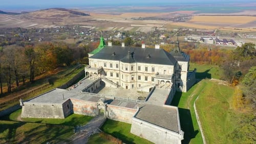 Vista aérea del castillo embrujado de Pidhirtsi, Ucrania