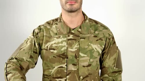 Soldat salutiert auf weißem Hintergrund