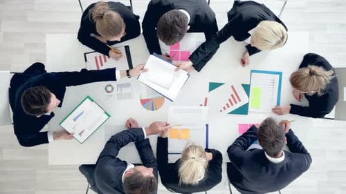 Geschäftsleute arbeiten mit Statistiken