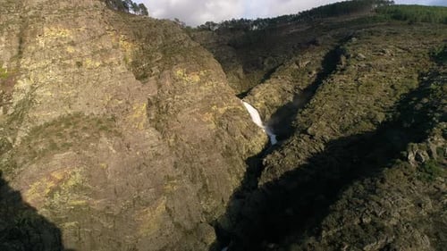 Wasserfall in den Bergen