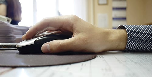 Travailleur de bureau avec souris d'ordinateur