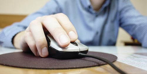 Un employé de bureau travaille avec un ordinateur