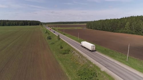 Vue aérienne d'un camion roulant sur une route goudronnée droite 08