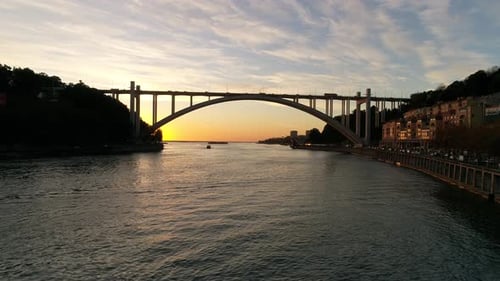 Pont d'Arrábida sur le Douro au coucher du soleil. Porto, Portugal