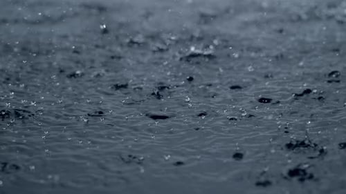 4K 30 fps, Starker Regen in der Pfütze, Zeitlupe