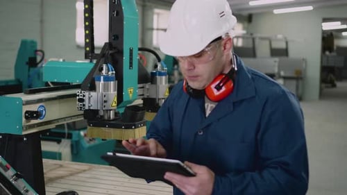 O operador da máquina CNC