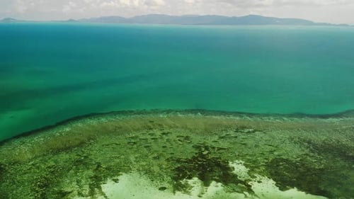Blick auf erstaunliche Korallenriffe. Malerischer Drohnenblick auf das ruhige blaue Meer und wunderschöne Korallenriffe