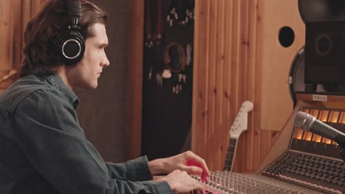 Producteur d'enregistrement de musique au studio
