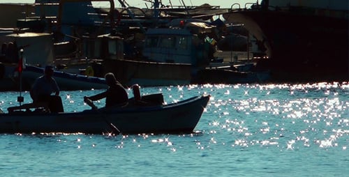 Fischerboot in einem Dock