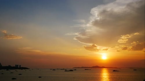 Wunderschöner Sonnenuntergang am tropischen Strand und Meer