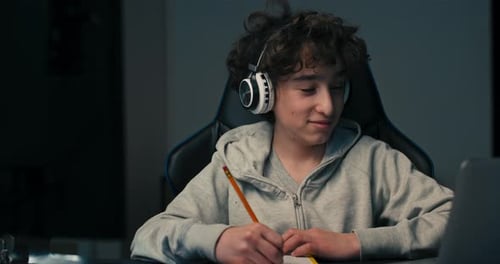 Retrato de cara de un niño con pelo largo rizado con una sudadera