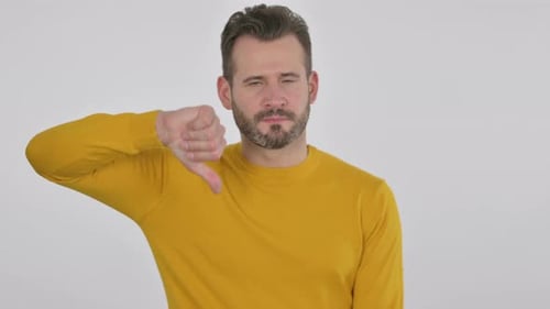 Porträt eines Mannes mittleren Alters mit Daumen-Down-Geste