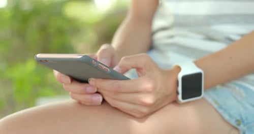 Frau benutzt Handy