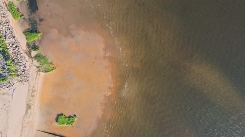 Plage de sable jaune avec vagues sur la mer bleue vue d'une hauteur