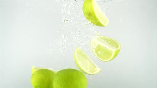Limetten fallen ins Wasser 01