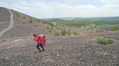 Trekker femenina caminando por Stony Hill