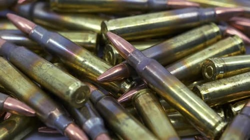 Extreme Nahaufnahme des Gewehrs 5.56 Nachgeladene Munition rotierend