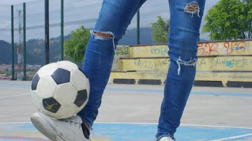 Hübscher Mann übt Fußballtricks