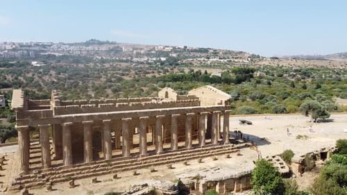 El famoso templo de la Concordia situado en el valle de los templos en un día soleado en Agrigento, Sicilia
