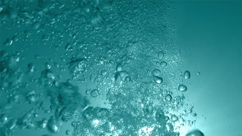 Luftblasen im blauen Wasser 716