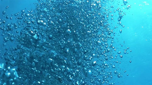 Luftblasen im blauen Wasser 739
